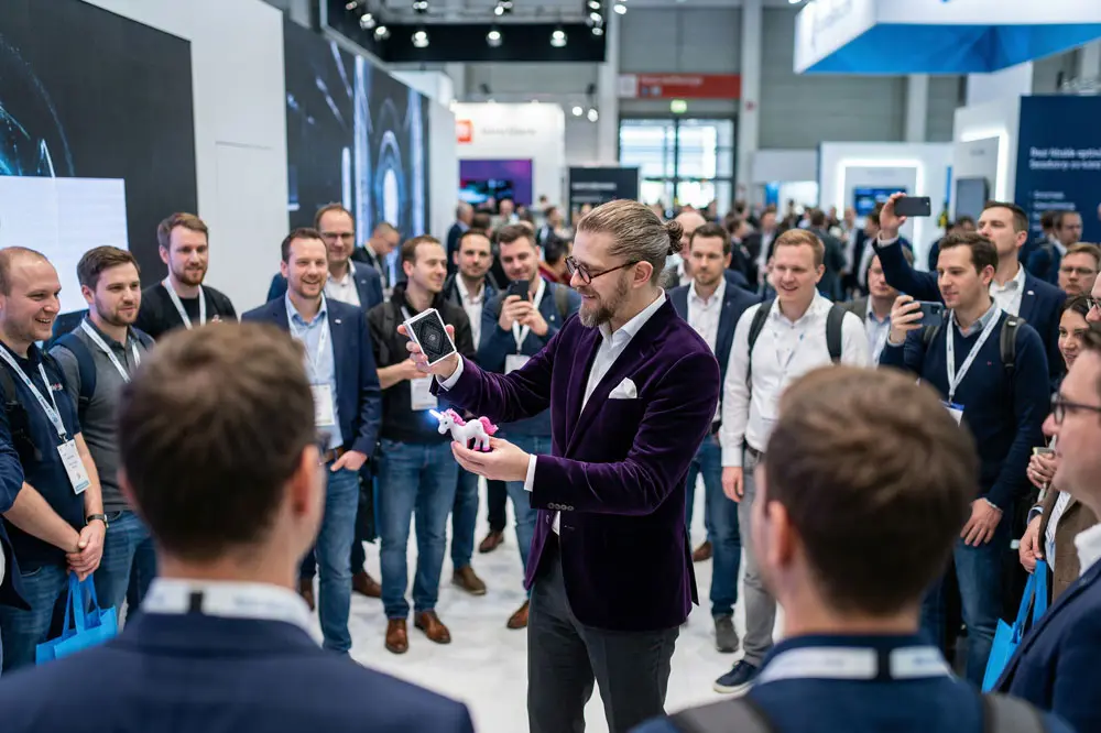 Zauberer als Publikumsmagnet auf einer Messe in Lübeck